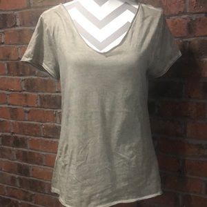 BKE short sleeve V-neck tee. Size Medium.